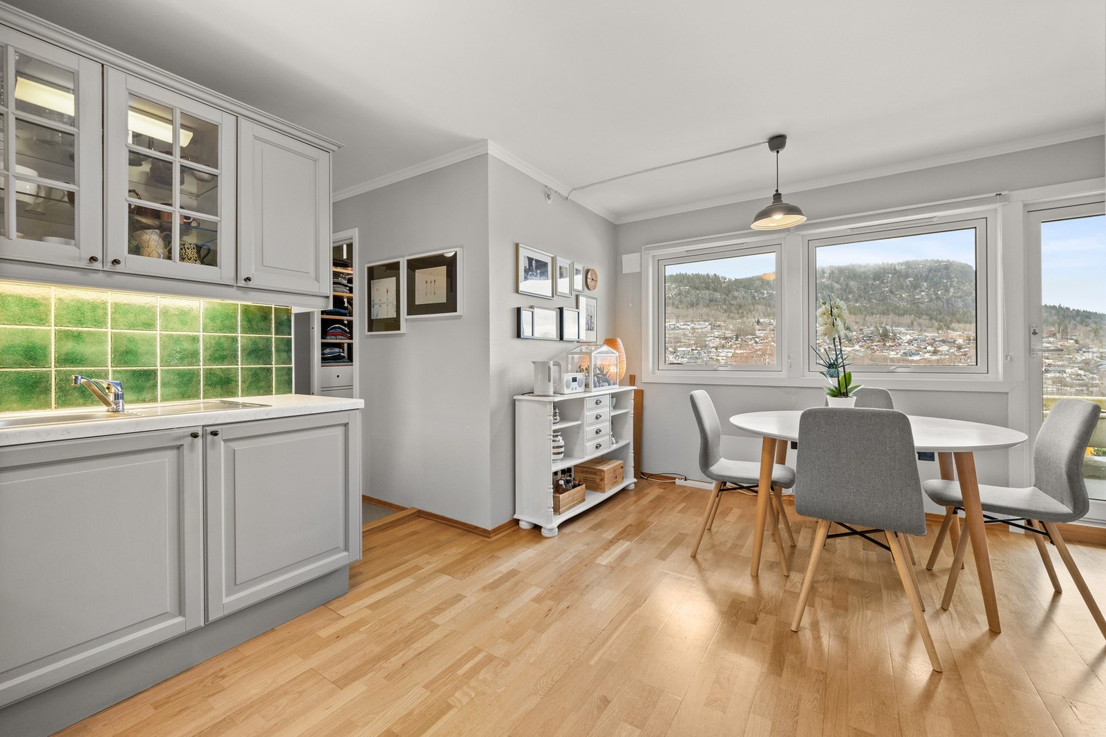 Det er plass til spisebord på kjøkkenet Galleribilde