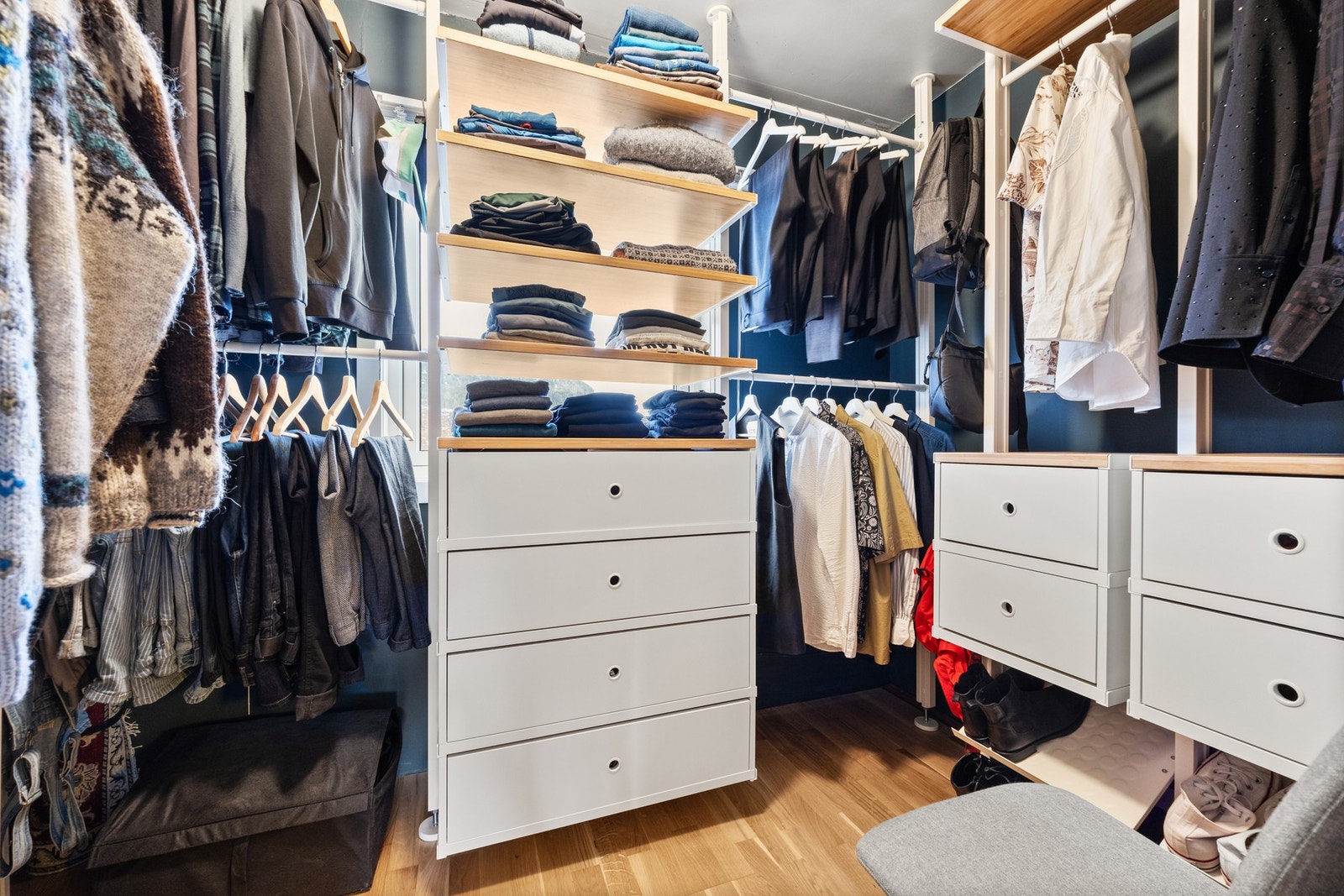 Walk in closet - dette rommet kan også brukes som et ekstra soverom da det er satt inn et vindu Galleribilde