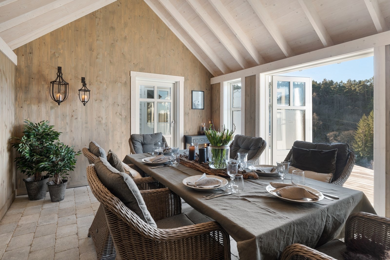 Hagestuen har belegningsstein av betong på gulvet og er innvendig kledd med panel på veggene Galleribilde