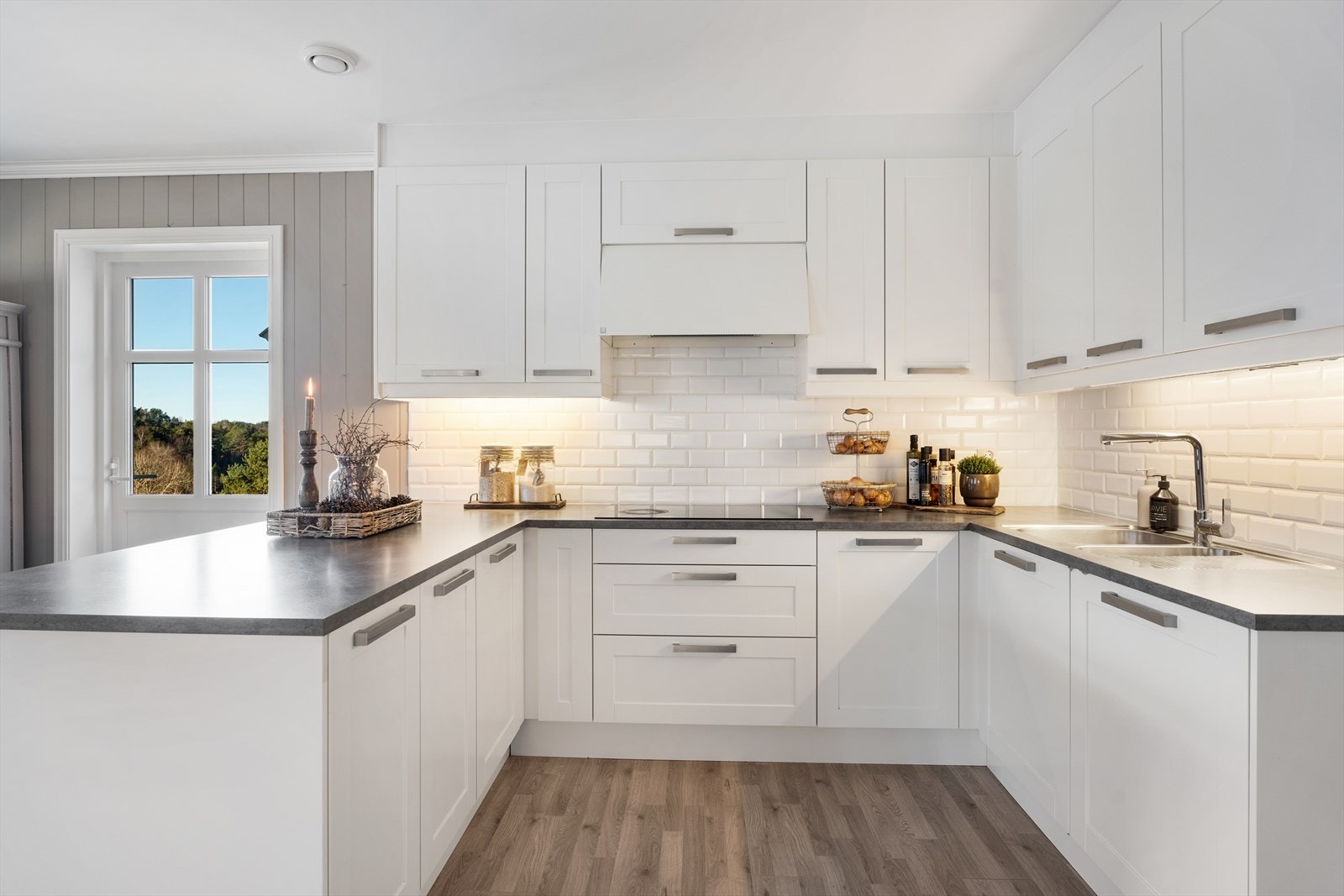 Alle hvitevarene er integrert for et helhetlig og stilrent uttrykk (kjøleskap, oppvaskmaskin, platetopp og stekeovn) Galleribilde