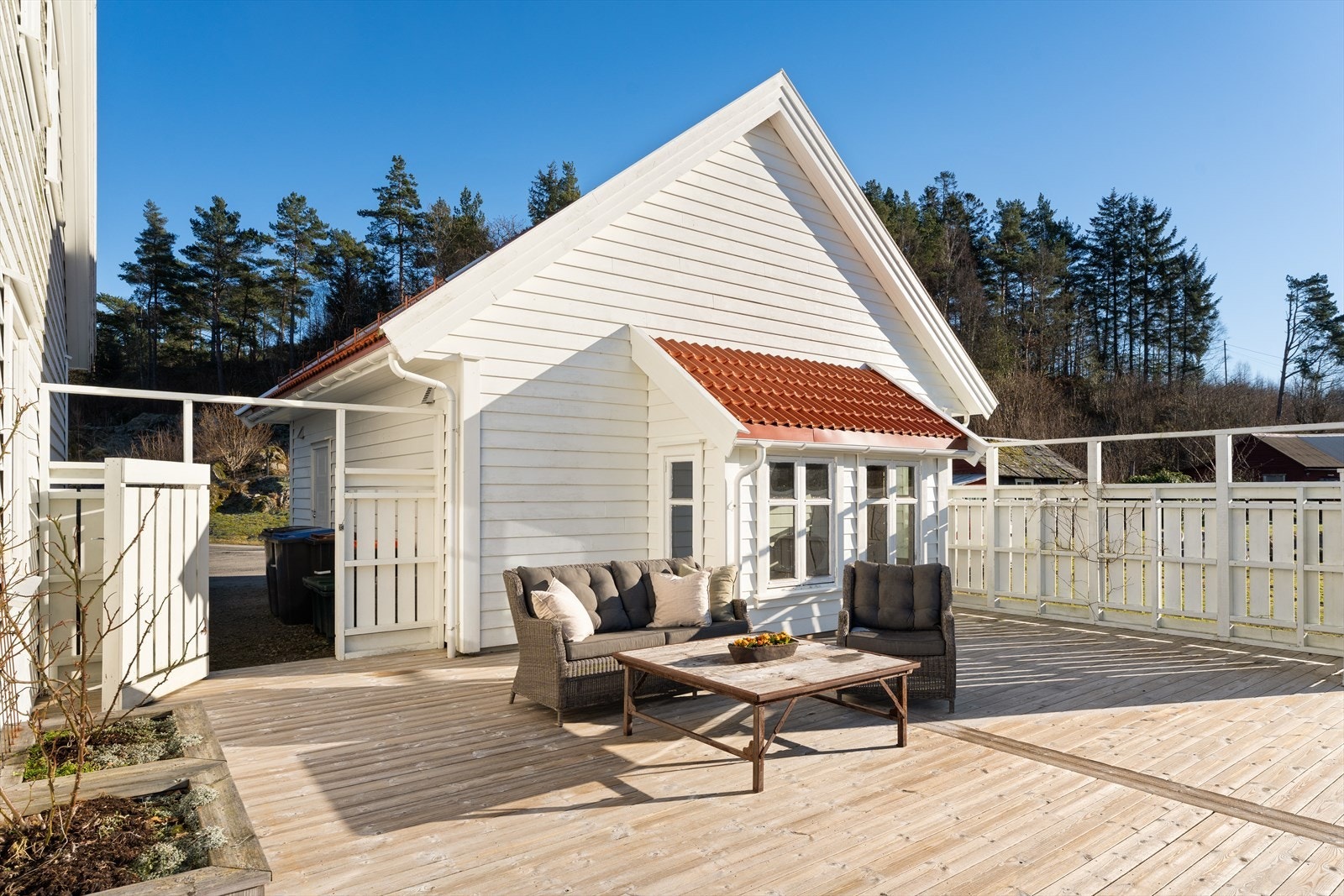 Eiendommen har store, solrike terrasser med masse boltreplass for hele familien Galleribilde