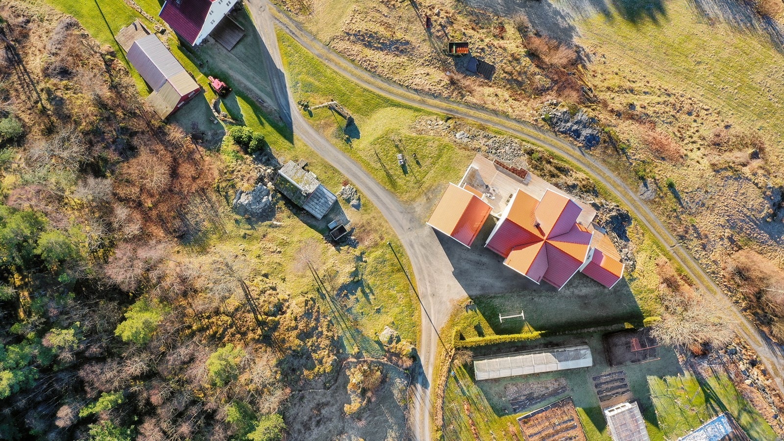 Tomten er på hele 2 999,2 kvm og er pent opparbeidet med terrasse og gårdsrom som er singlet/gruset Galleribilde