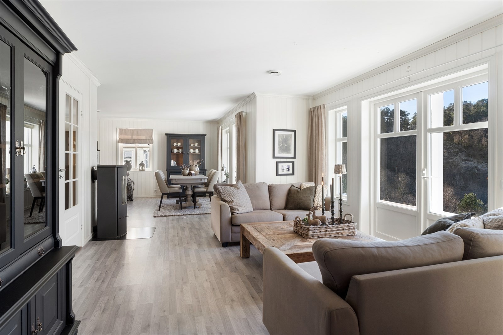 Boligen har en lys og flott stue med god plass til både sofa- og spisegruppe Galleribilde