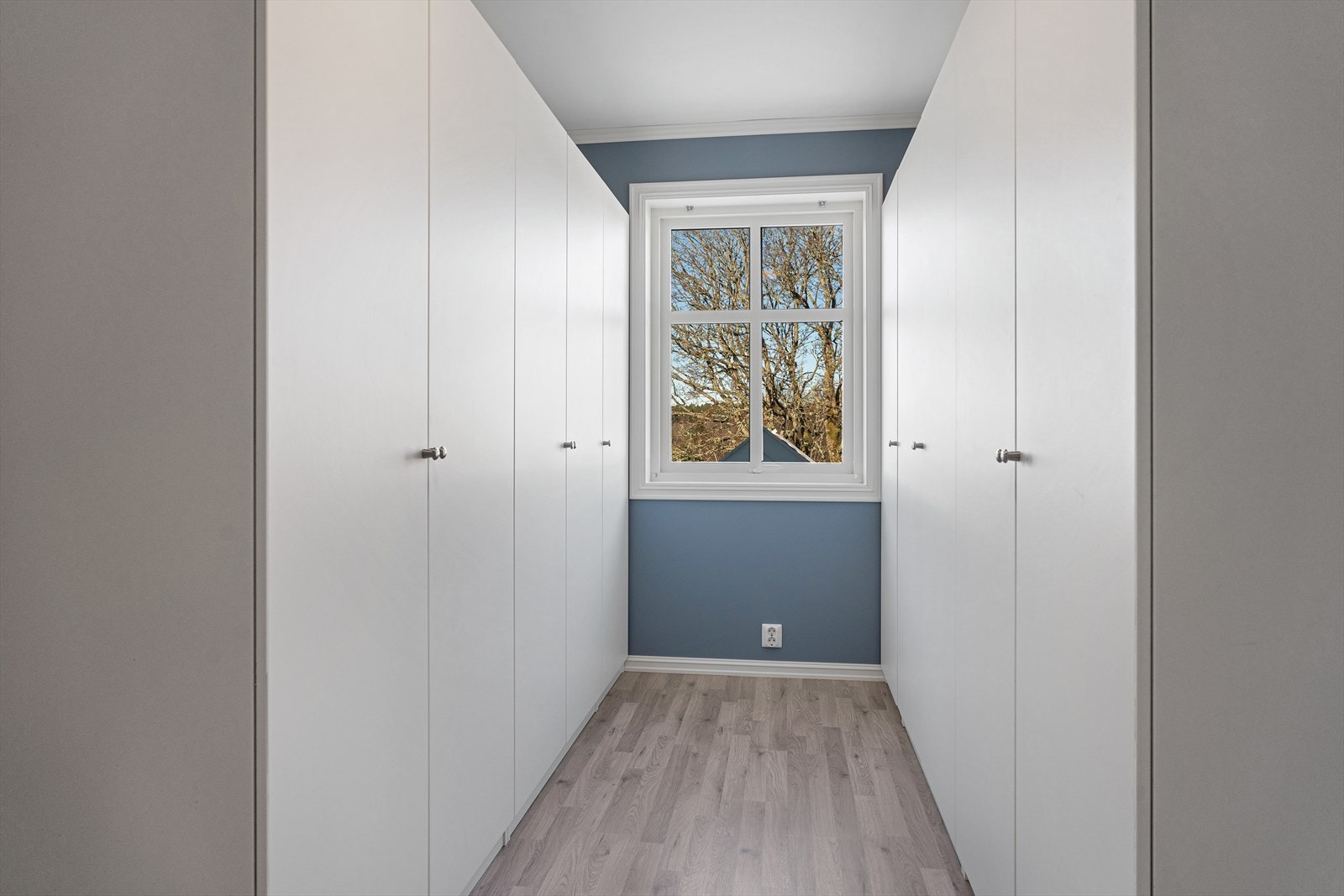 Soverom nr. 4 i 2. etasje som i dag benyttes som garderoberom Galleribilde