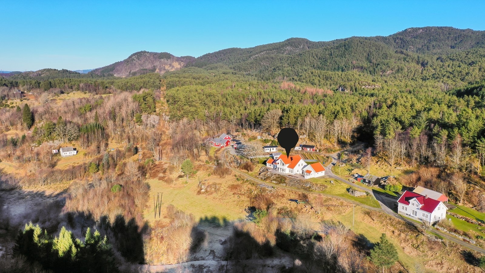 Hopevegen 15 har en landlig beliggenhet i naturskjønne omgivelser i Valevåg Galleribilde