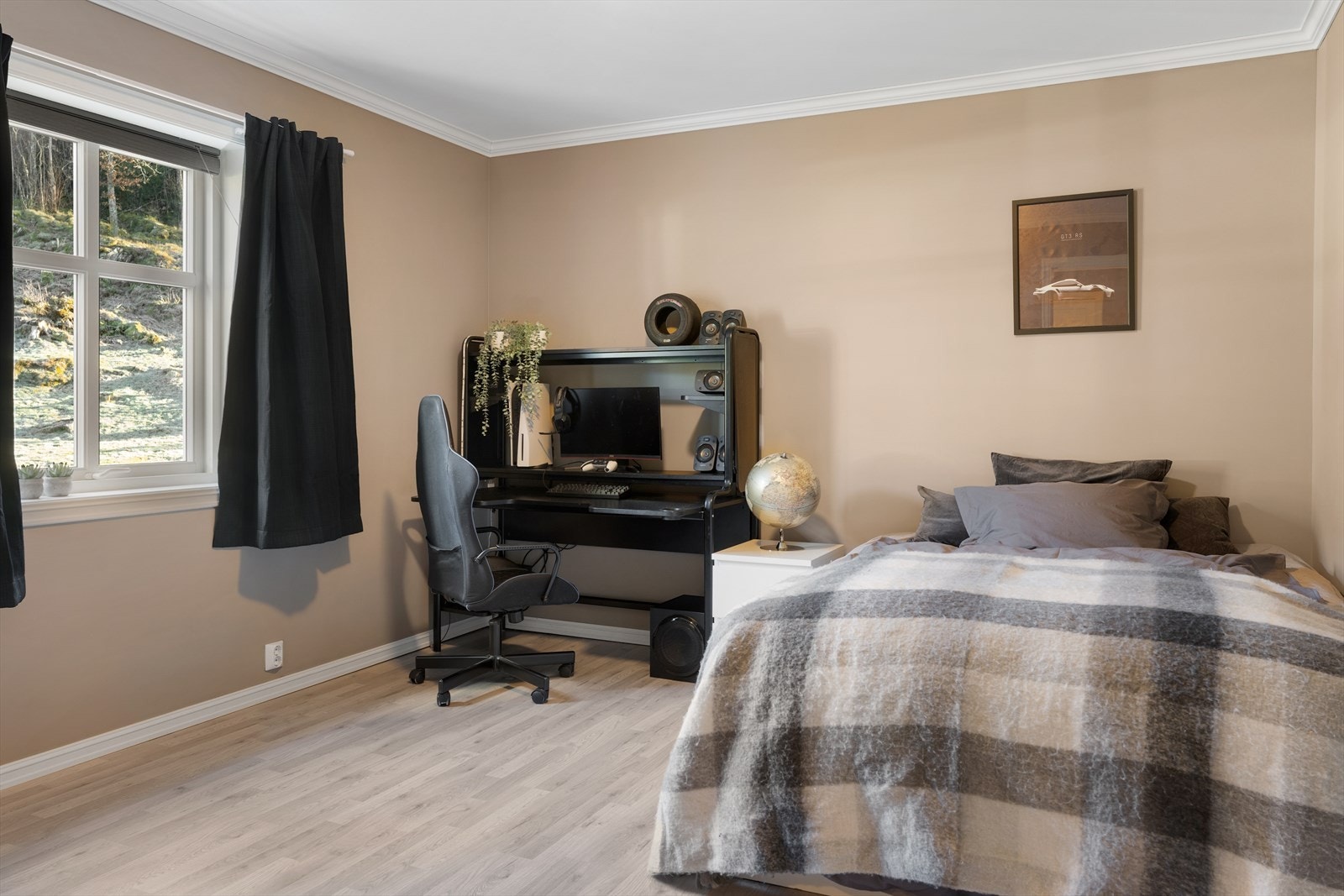 Boligen har totalt fem soverom fordelt på de to etasjene - ett soverom i 1. etasje og fire soverom i 2. etasje Galleribilde