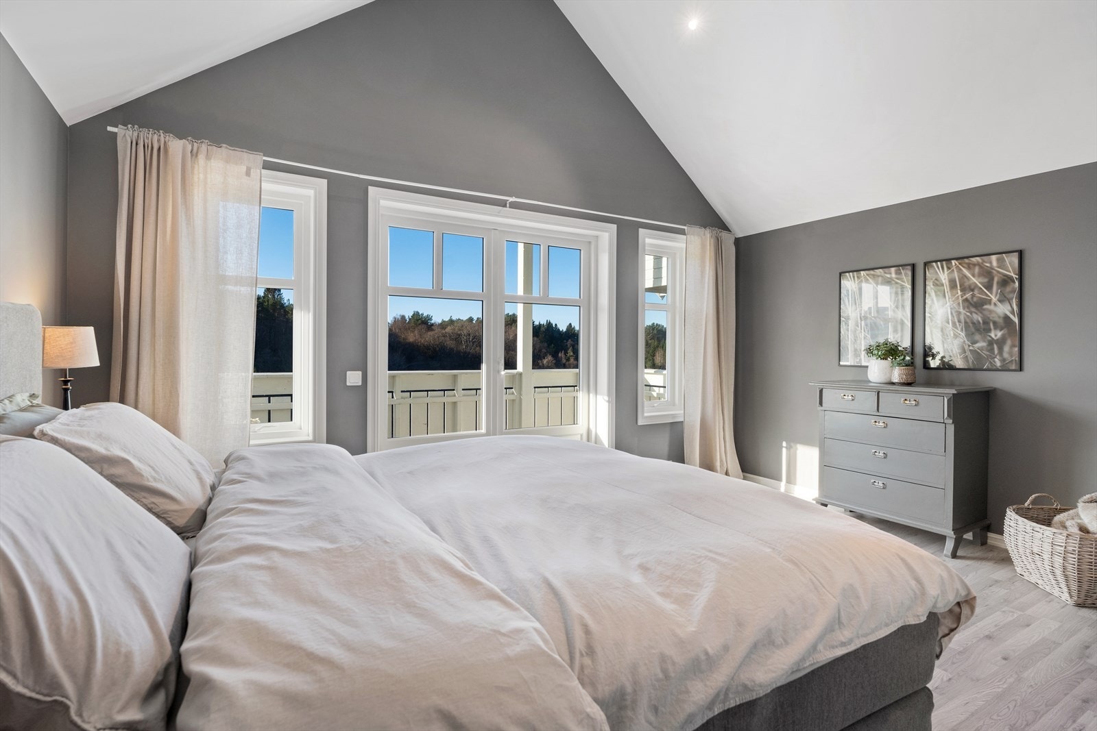 Generøs takhøyde bidrar til en meget behagelig romfølelse Galleribilde