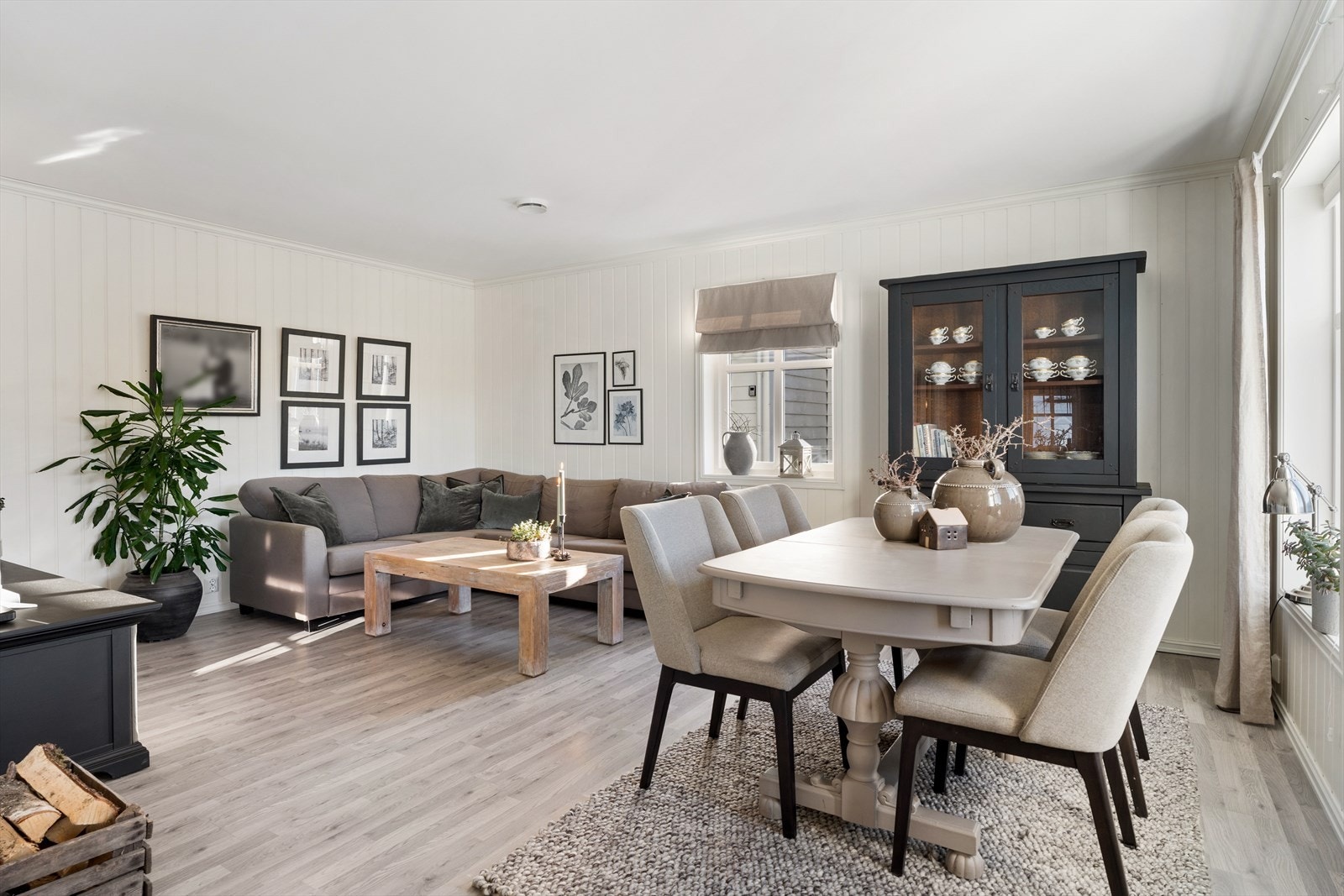 Boligen er gjennomgående holdt i lyse og lette fargevalg på overflatene Galleribilde