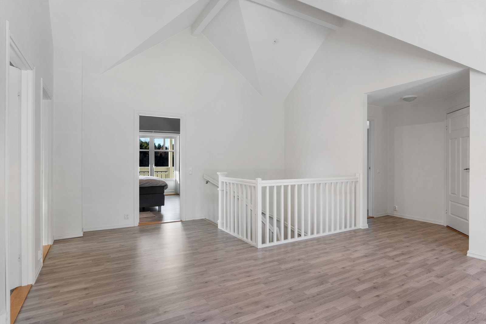 I boligens 2. etasje finner man loftstue, fire soverom, garderobe og bad Galleribilde