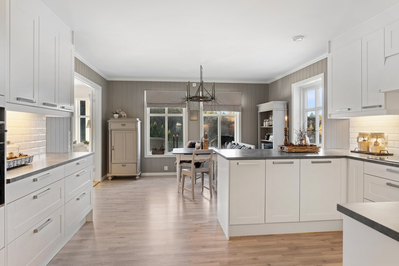 Det romslige kjøkkenet byr på rikelig med skap- og benkeplass Galleribilde