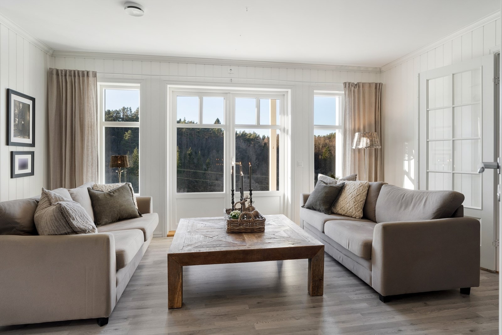 De store vinduene sørger for rikelig med naturlig lysinnslipp Galleribilde