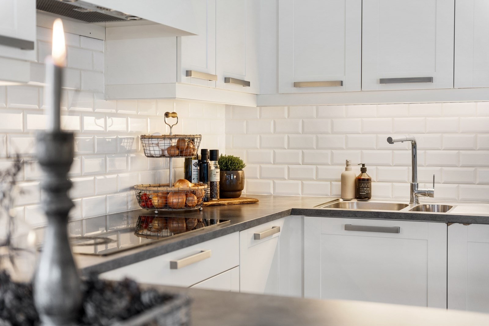 Fliser mellom over- og underskapene for enklere renhold Galleribilde