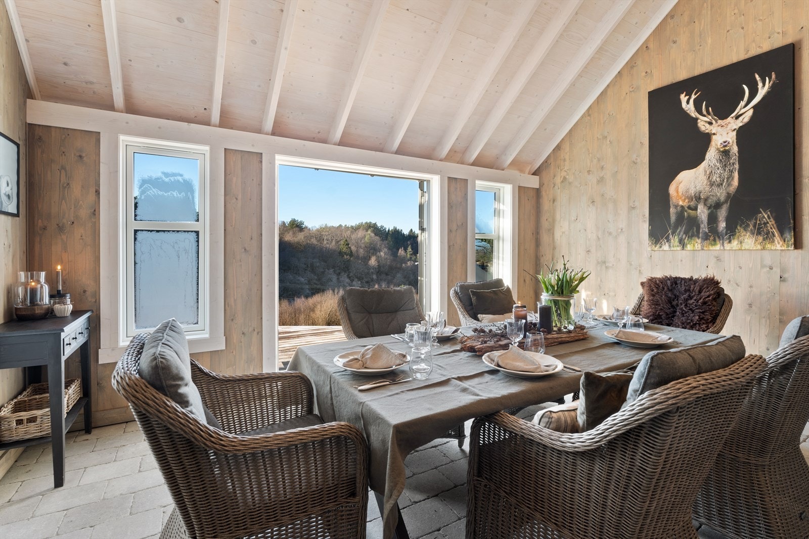 Eiendommen kan også by på enlott hagestue med god plass til utemøblement Galleribilde