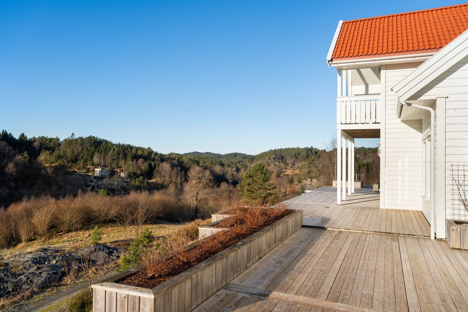 Fra terrassene er det fri utsikt over flott landskap Galleribilde