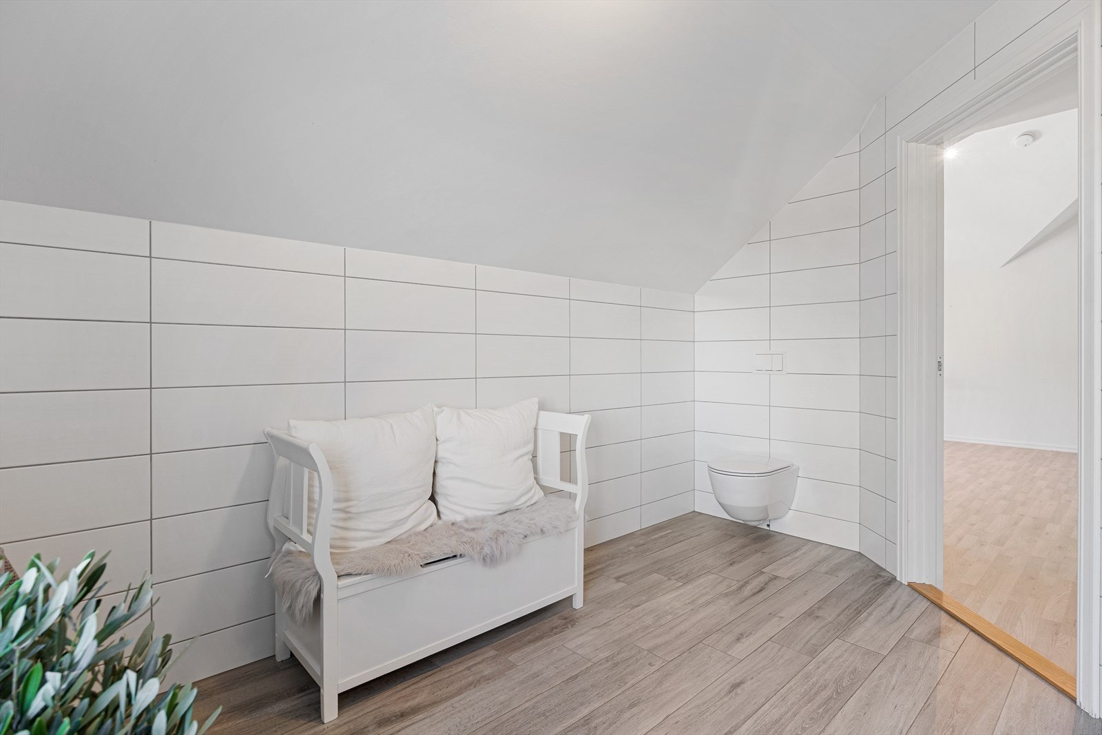 Badet er innredet med nedfelt servant, veggmontert toalett og dusjvegger Galleribilde