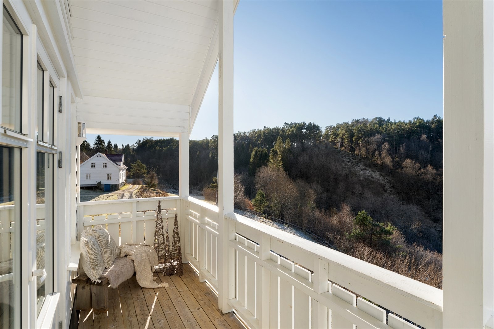 Fra balkongen har man herlig og usjenert utsikt til naturen Galleribilde