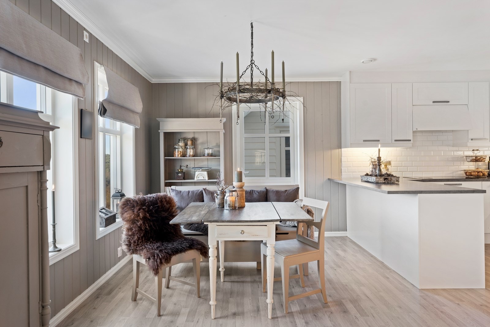 Kjøkkenet er meget romslig Galleribilde