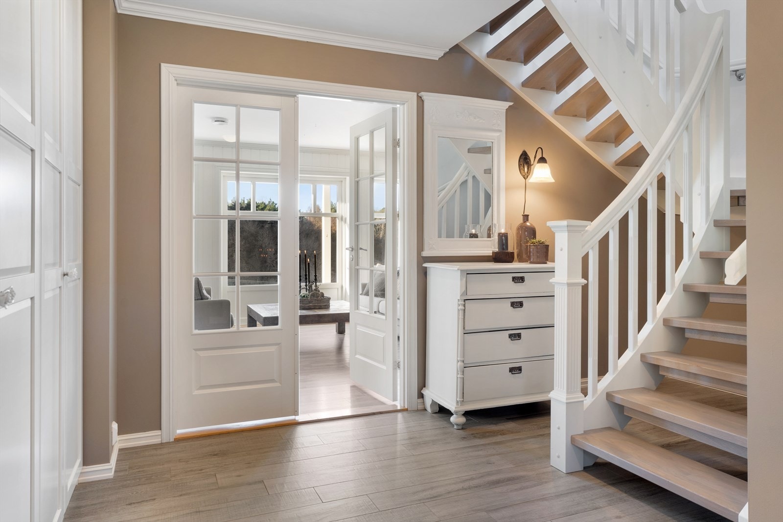 I hallen er det lagt pene fliser på gulvet Galleribilde