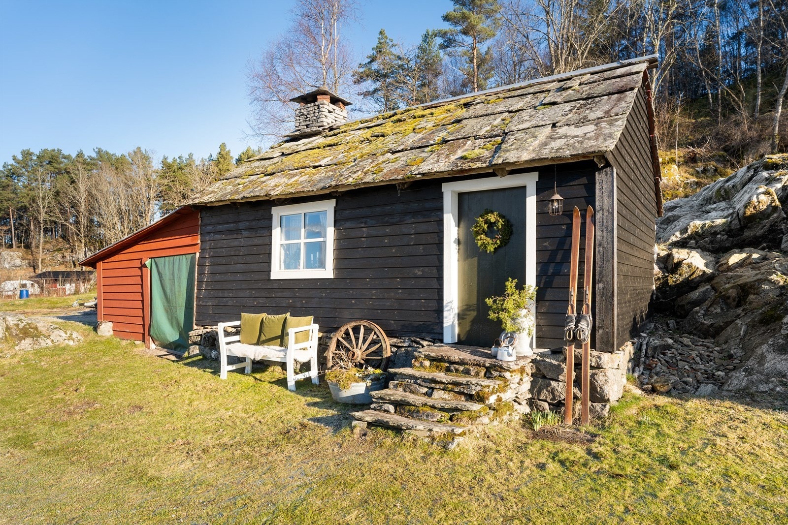 Det tilhører også et nydelig eldhus hvor en har grube og god plass til sittegruppe Galleribilde