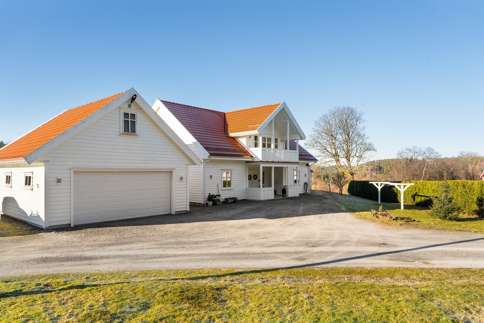 Eiendommen har gode parkeringsmuligheter i dobbel garasje, samt i stort gårdsrom Galleribilde