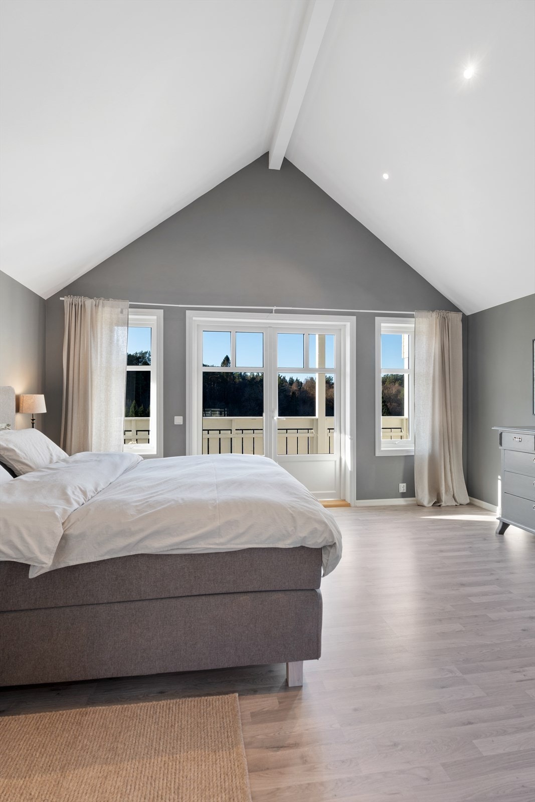 Fra hovedsoverommet er det også utgang til egen luftebalkong Galleribilde