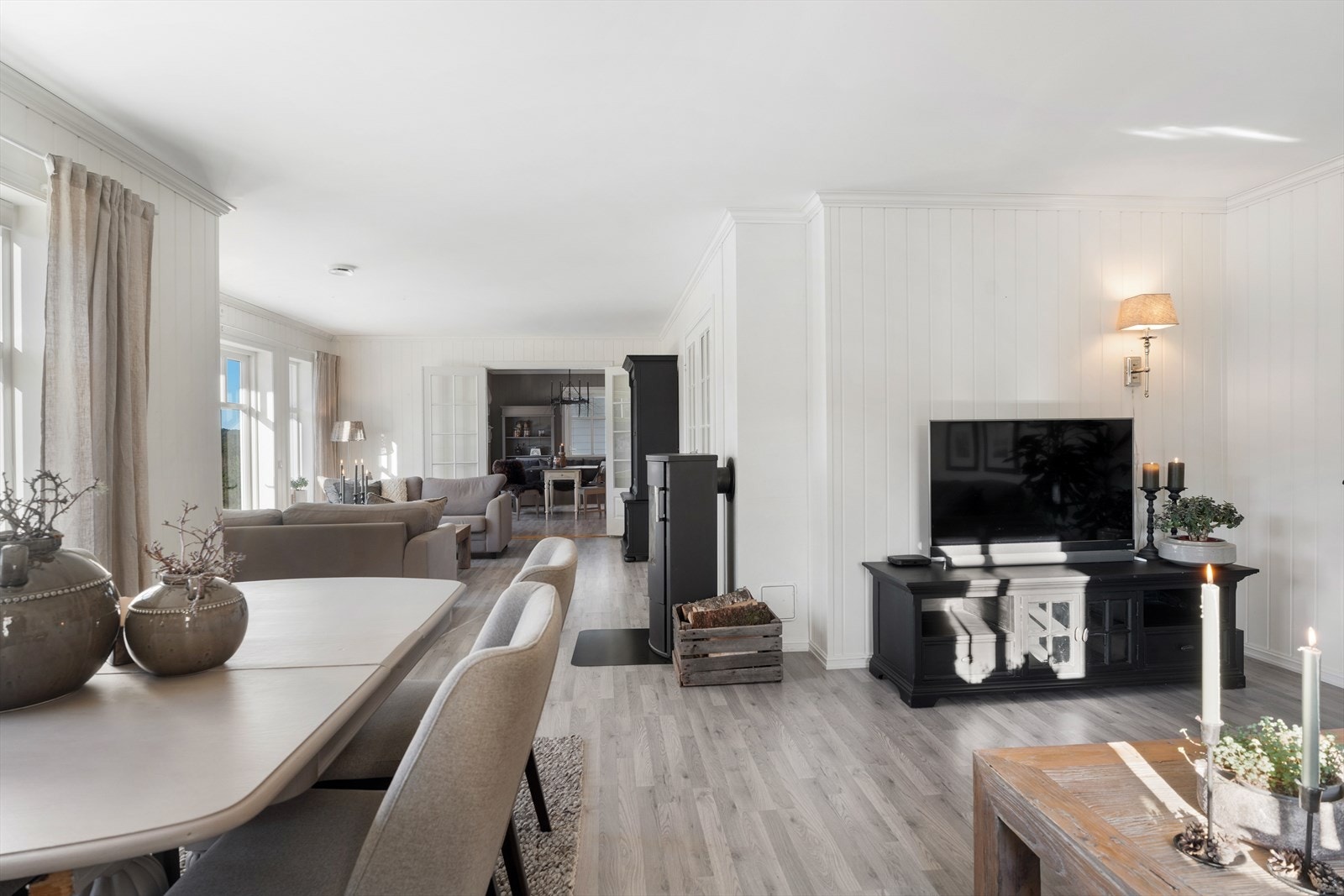 Det er varmekabler i gulvene i hele 1. etasje (med unntak av soverommet) Galleribilde