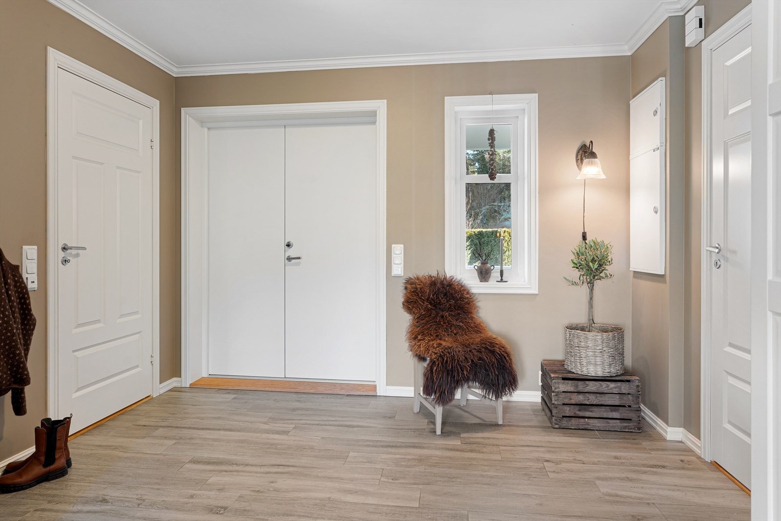 En lys og romslig hall ønsker deg velkommen inn i boligen Galleribilde