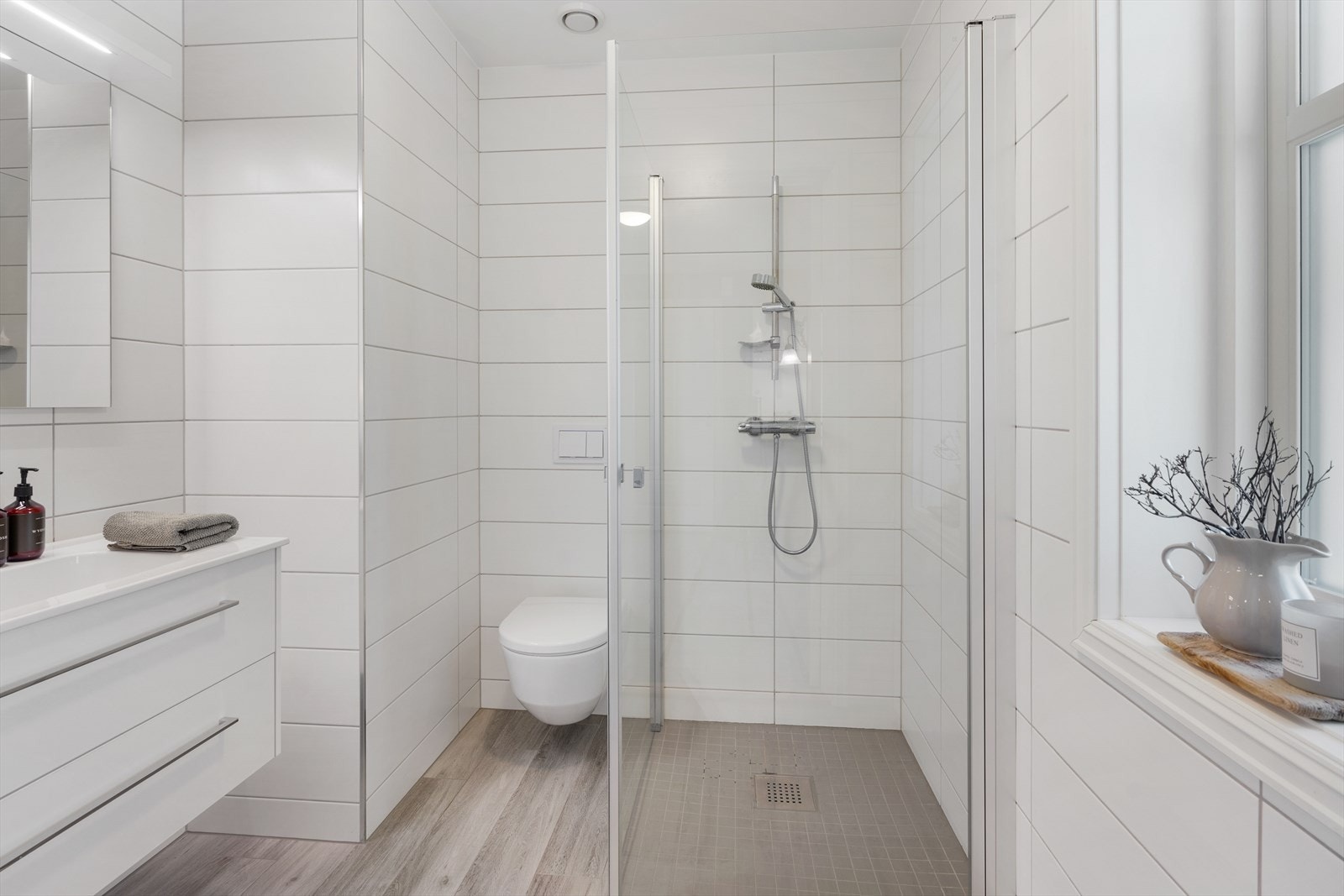 Flott, helfliset bad i 1. etasje med varmekabler i gulvet Galleribilde