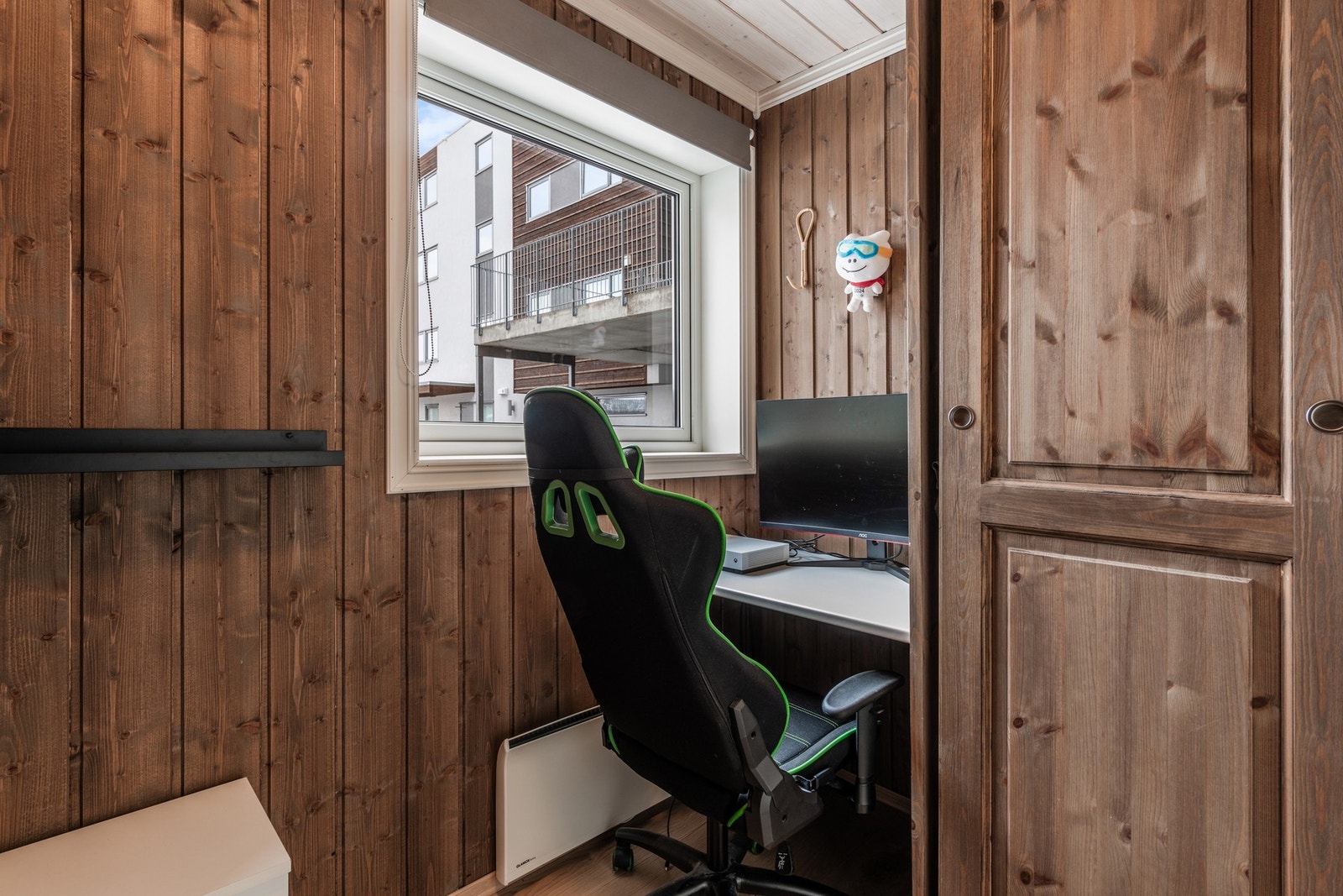 Hjørne med plass til skolepult eller hjemmekontor Galleribilde