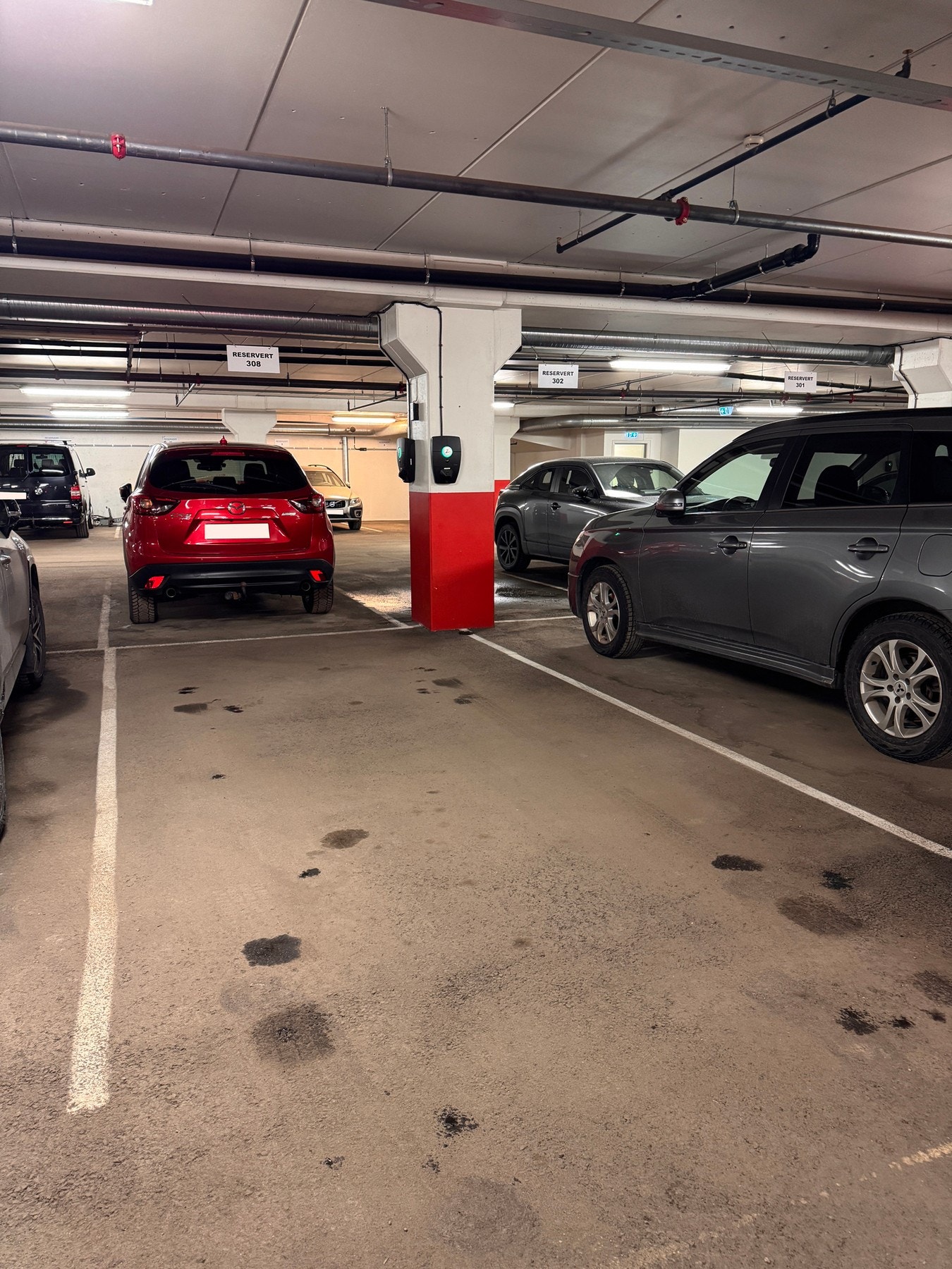 Leiligheten har egen parkeringsplass med installert elbil-lader Galleribilde