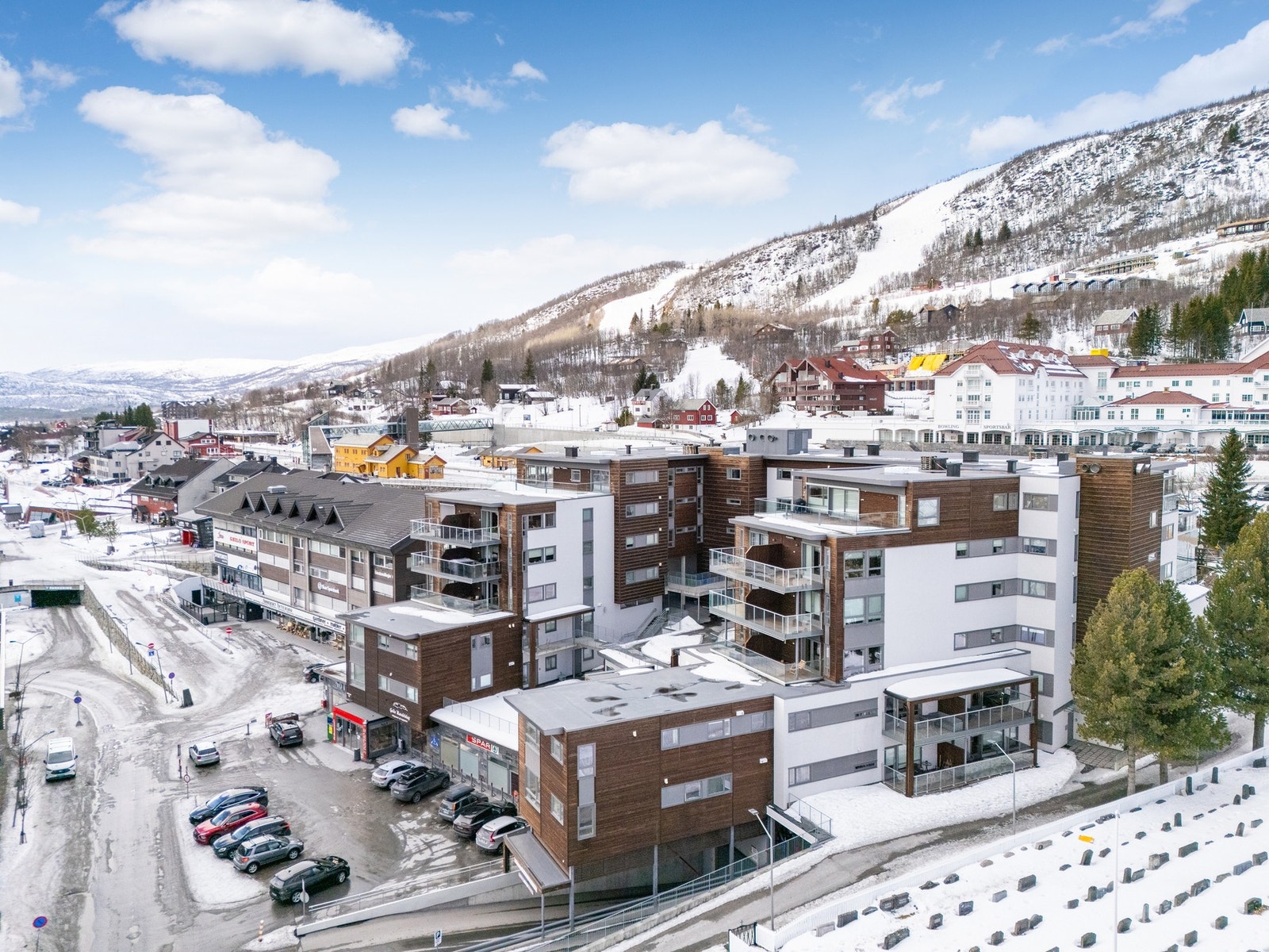 Et steinkast fra stasjonen og midt i hjertet av Geilo Galleribilde