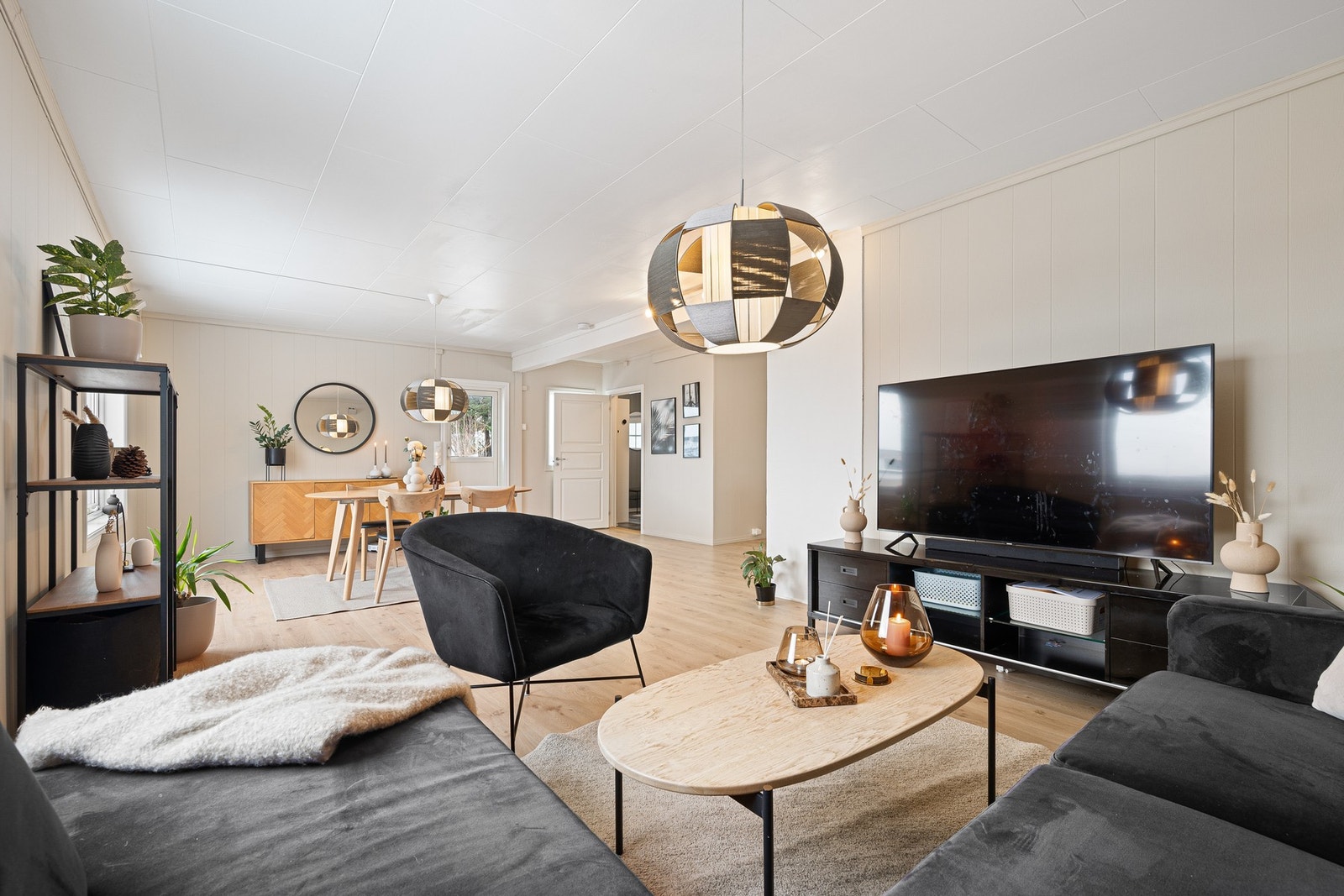 Stuen har fått det meste av arealet i denne etasjen, noe som gir et godt og sosialt oppholdsrom Galleribilde