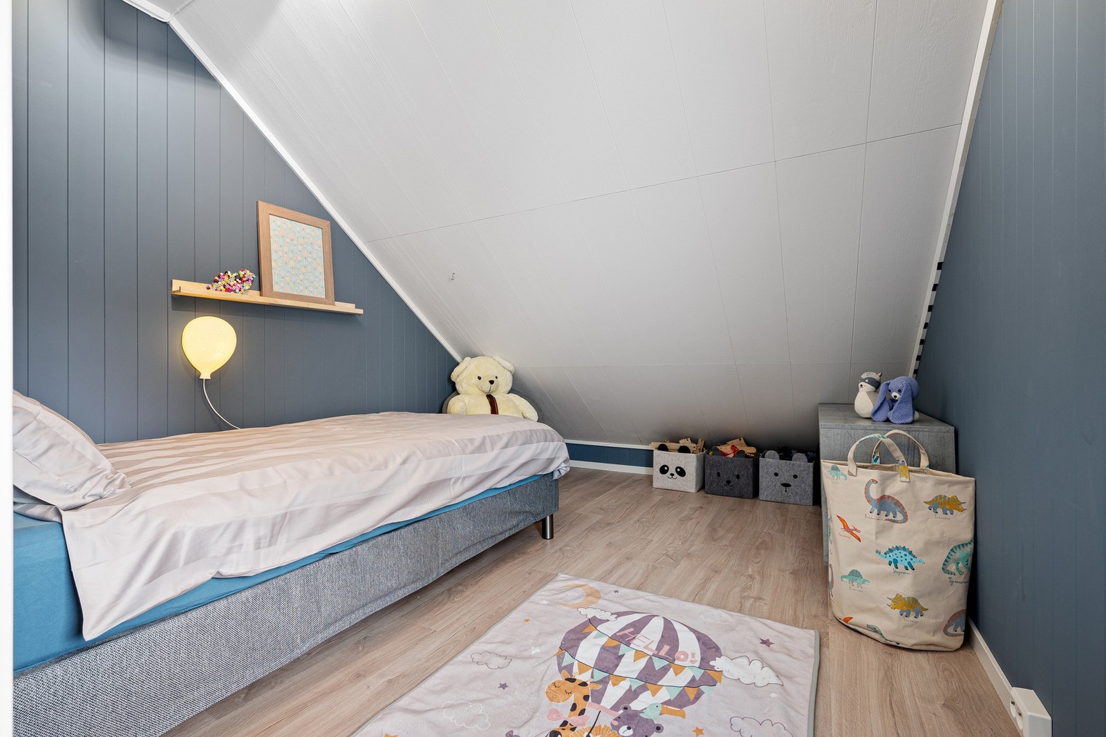 Soverom nummer to i loftsetasjen passer godt som barnerom Galleribilde