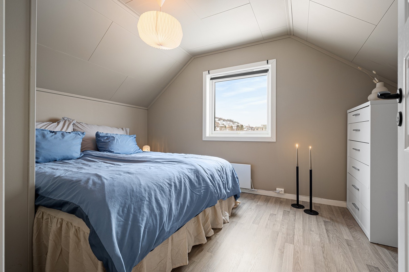 Soverom i loftsetasjen byr på god plass og behagelige fargetoner Galleribilde