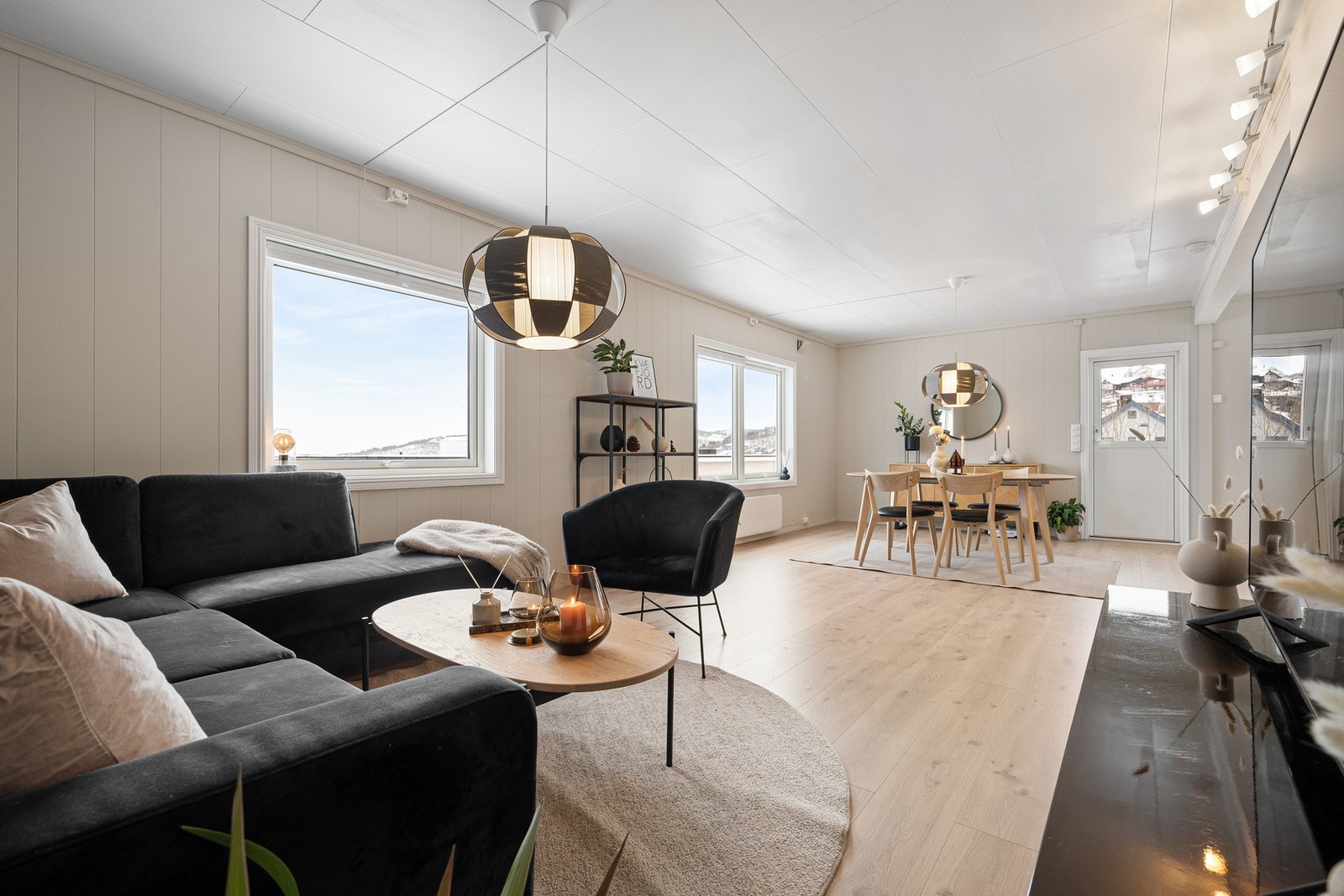 Velkommen inn i hovedetasjen - vi begynner i stua Galleribilde