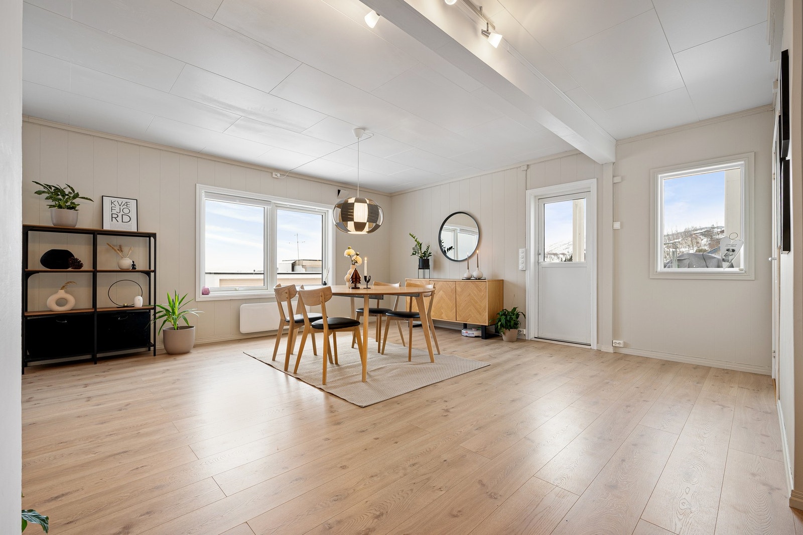 Tidløse og innbydende overflater sammen med god plass skaper et godt utgangspunkt for møbleringen av ditt nye hjem Galleribilde