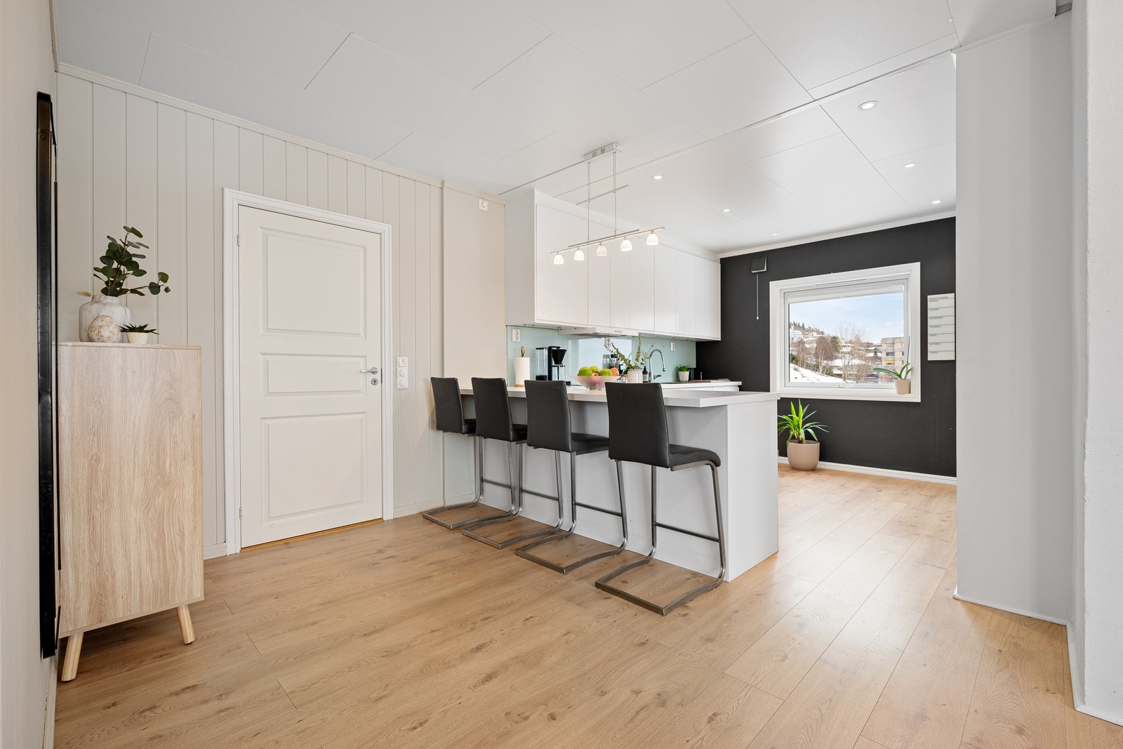 Vi fortsetter mot kjøkkenet, hvor vi møter ekstra spiseplass med barkrakker Galleribilde