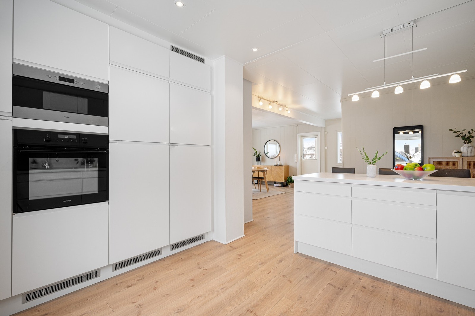 Integrerte hvitevarer med kjøle- og fryseskap, oppvaskmaskin, induksjonstopp, micro og stekeovn Galleribilde