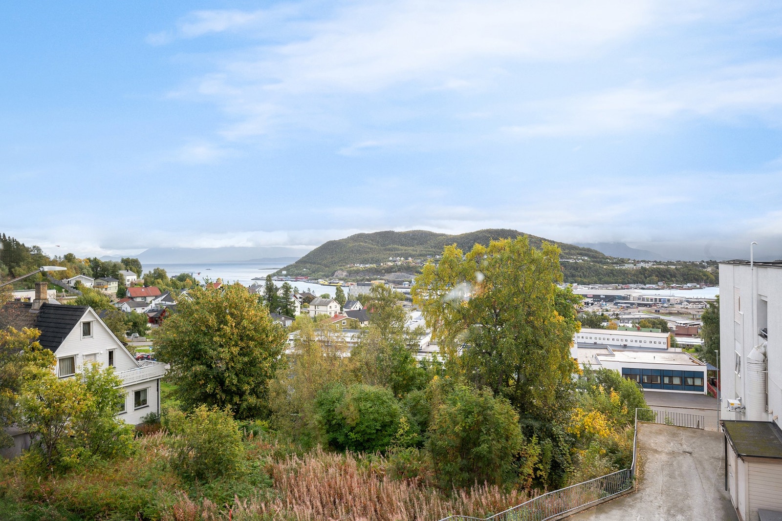 Høyt i terrenget har du fin utsikt over byområdet Galleribilde