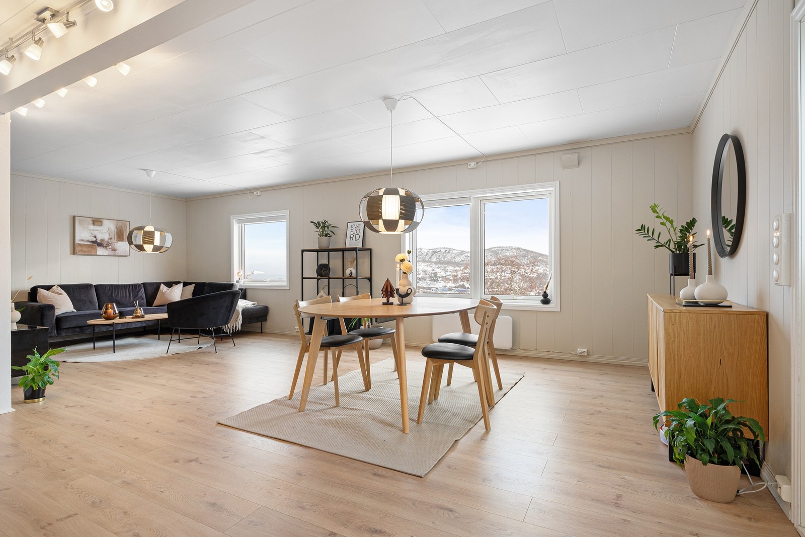 Spisestuen har flott plassering i tilknytning til stuevinduene Galleribilde