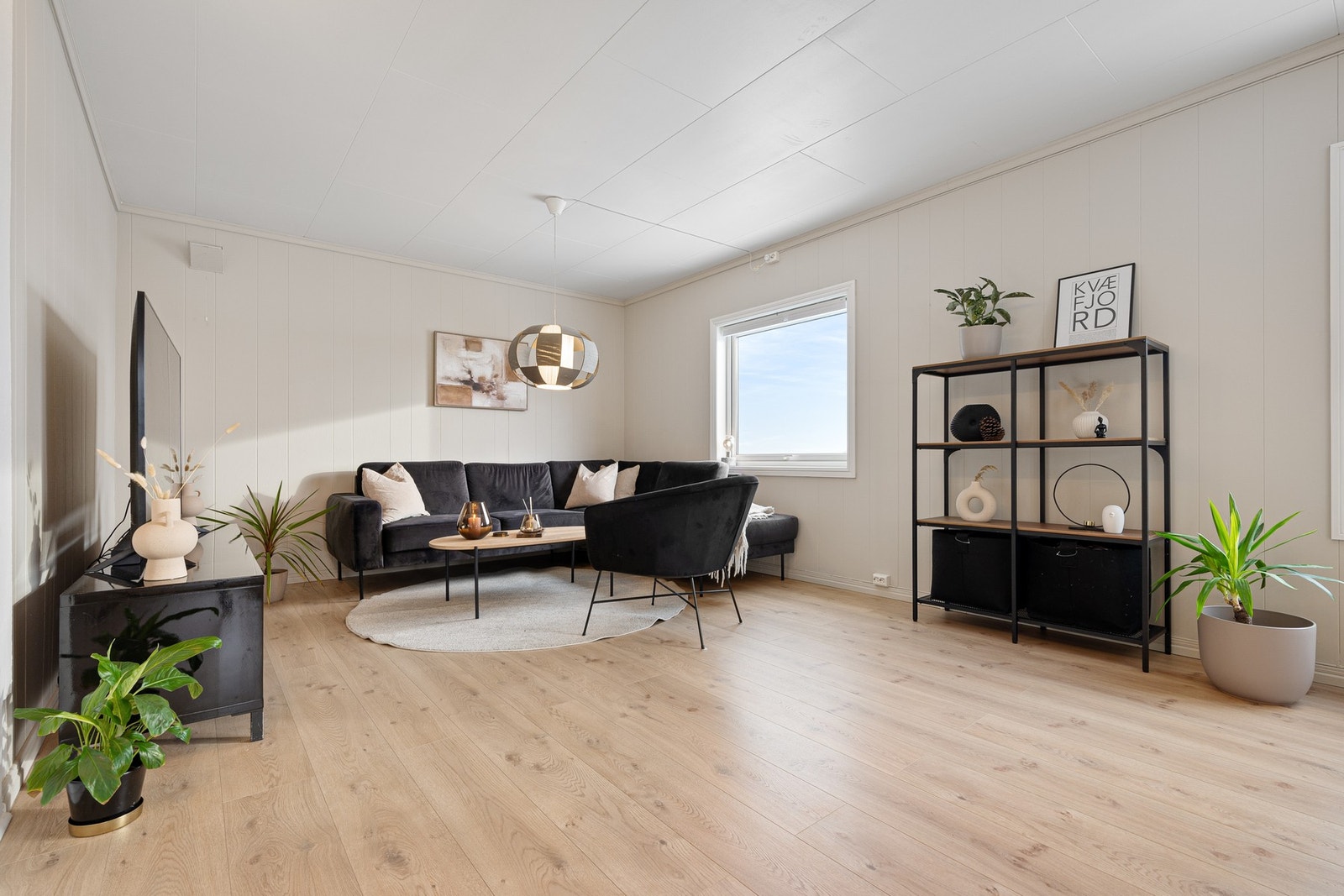 Lys, åpen og luftig stue med tiltalende overflater Galleribilde