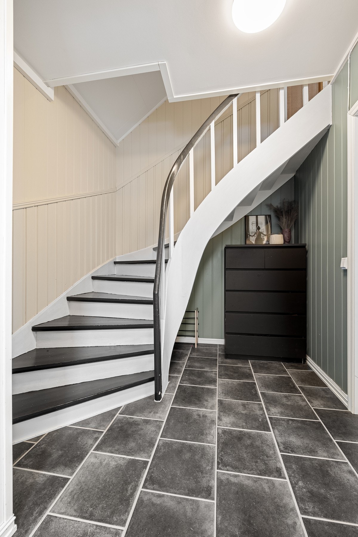 I trapperommet har du plass til kommode eller lignende for ekstra oppbevaring Galleribilde