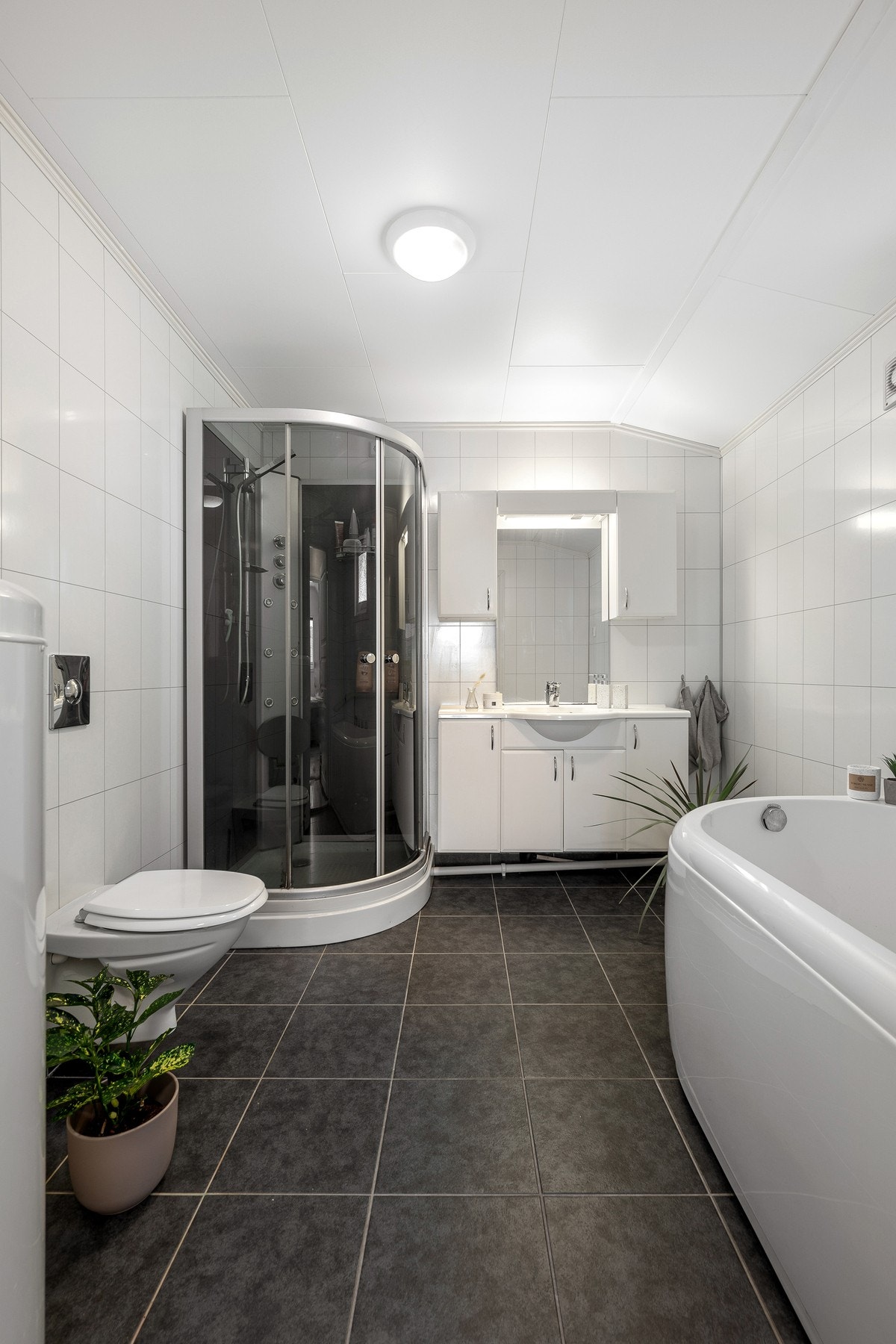 Pent og romslig bad med flislagt gulv med varme Galleribilde