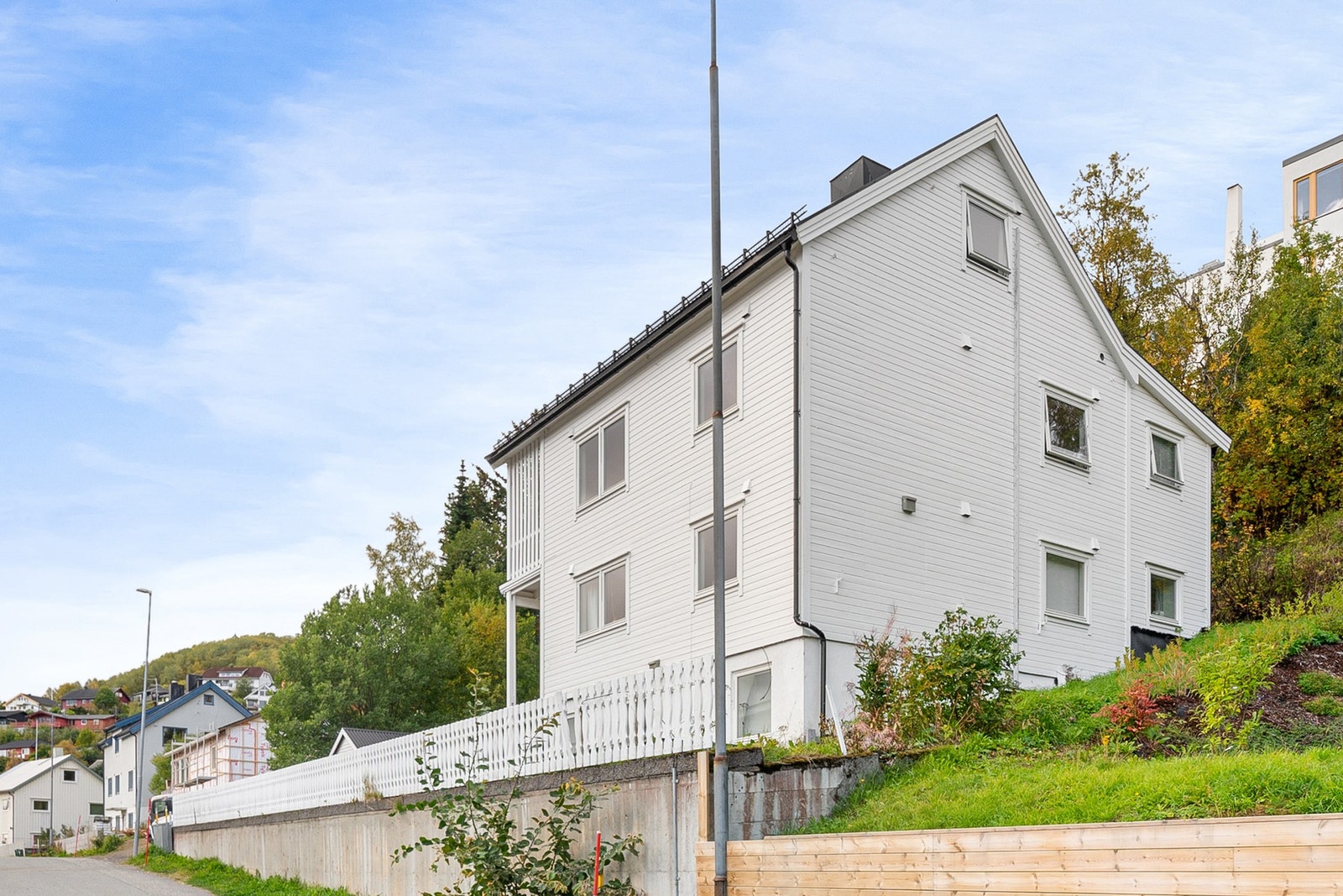 Hele bygningen ble malt utvendig i 2023/2024 og omtrent alle vinduer er utskiftet i 2008 Galleribilde