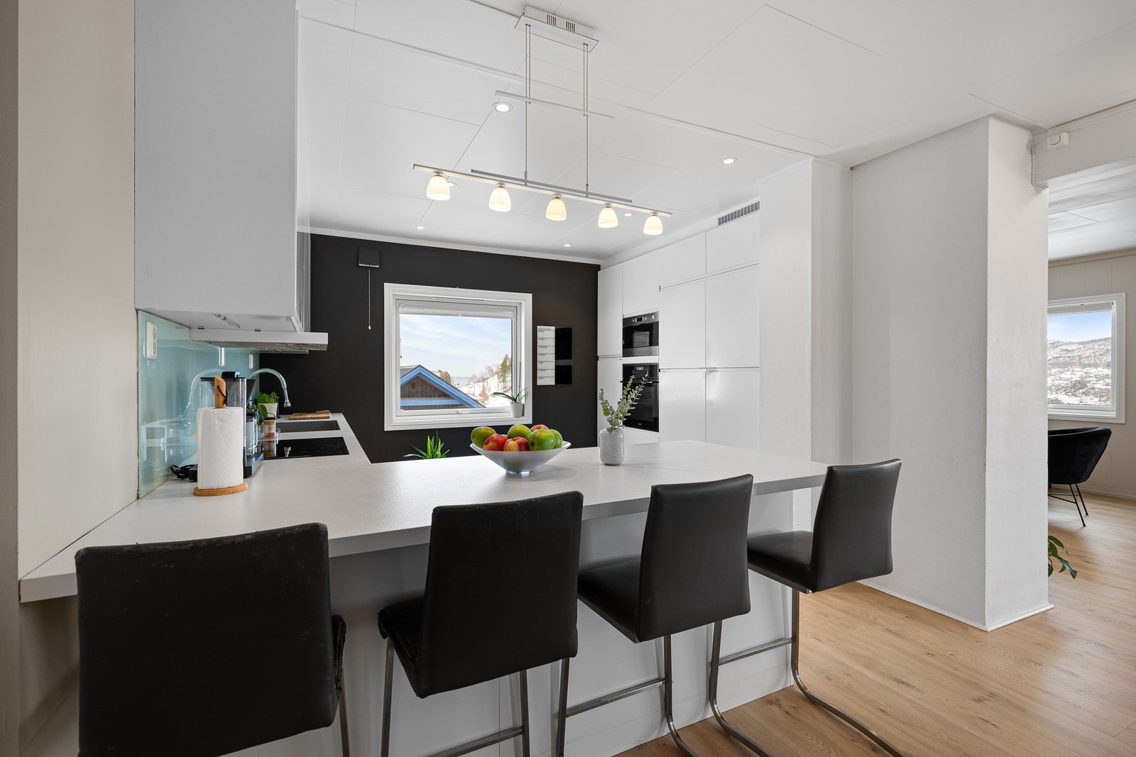 En moderne og pen selveierleilighet over to etasjer med tre soverom Galleribilde