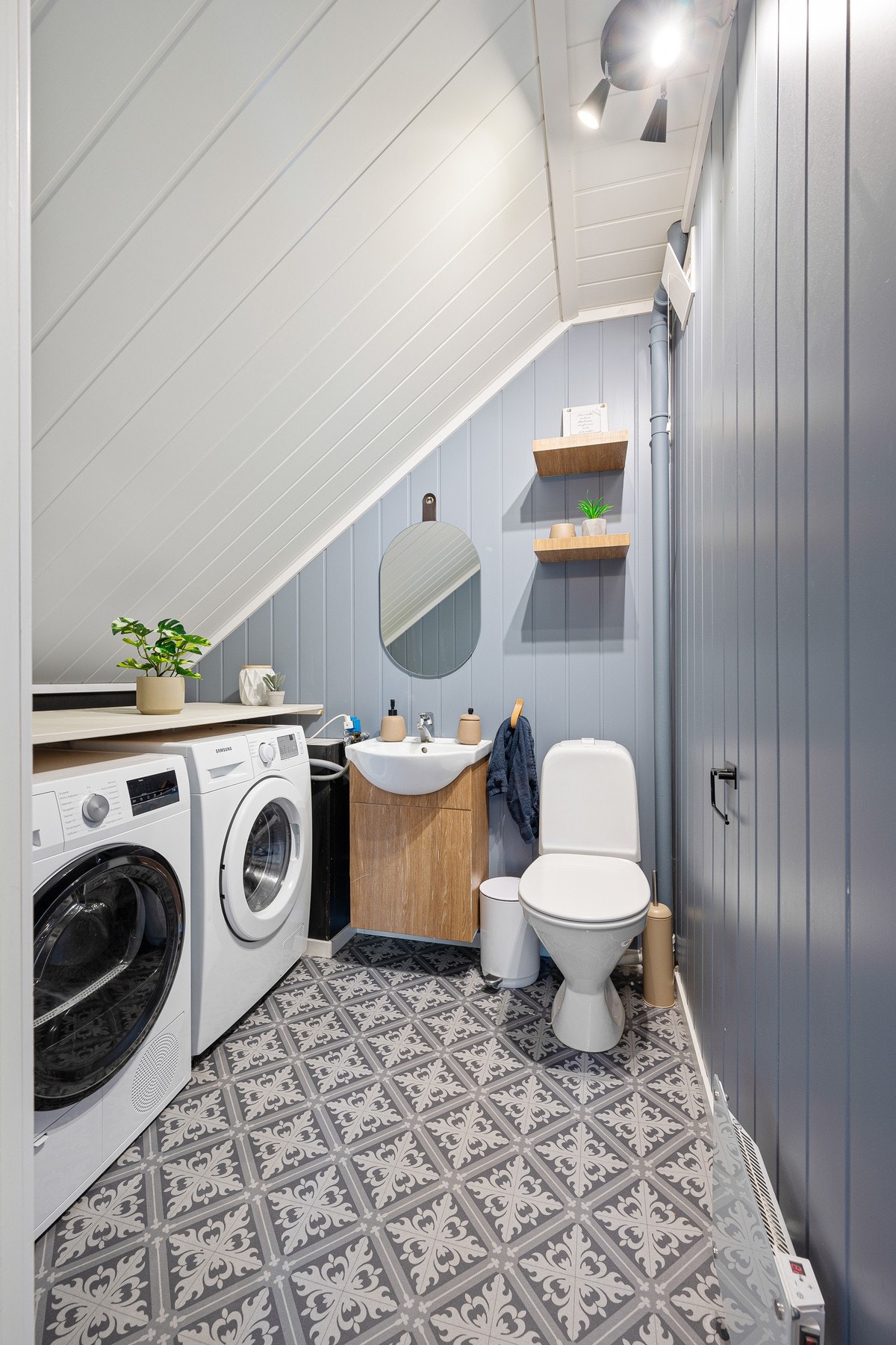 Praktisk med toalettrom i samme etasje som soverommene - her er det også opplegg til vaskemaskin Galleribilde