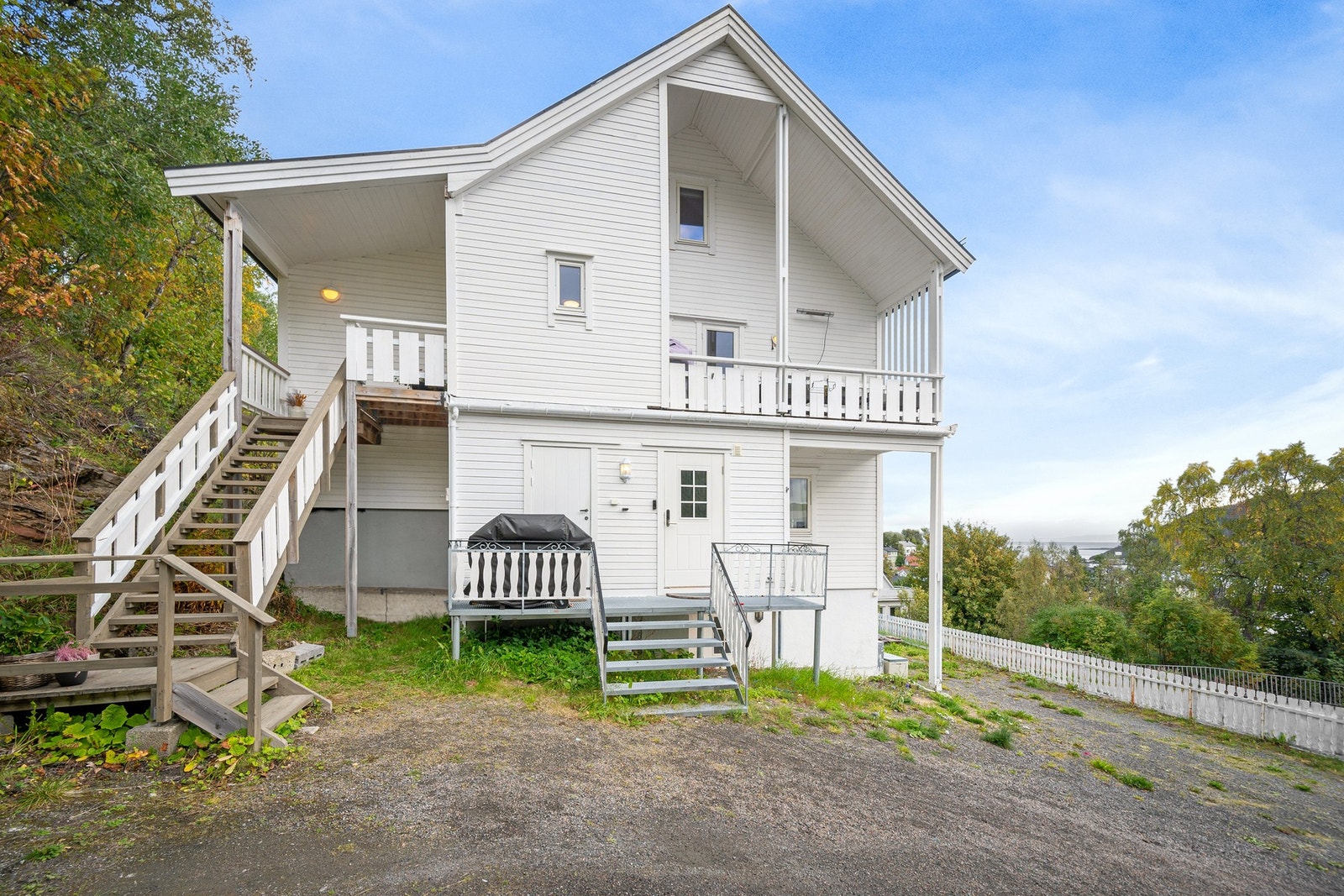 Trappen til venstre tar deg opp til leiligheten Galleribilde