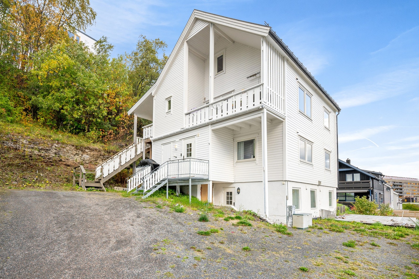 Leiligheten disponerer to parkeringsplasser, én i garasje og én på gårdsplass Galleribilde