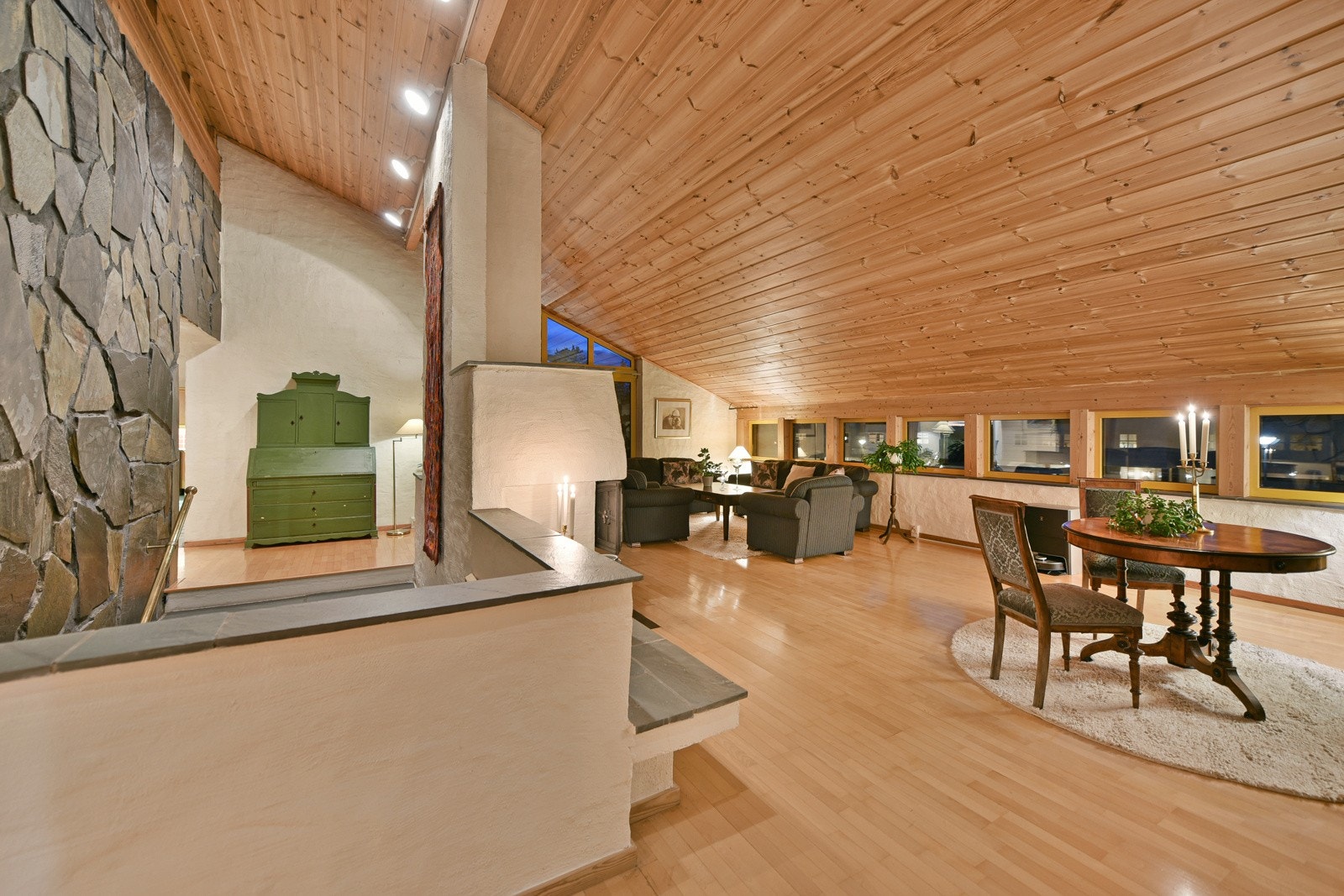 Trappeløpet ligger åpent mot stuen, og i trappen og på sideveggen er det benyttet skifer. Galleribilde