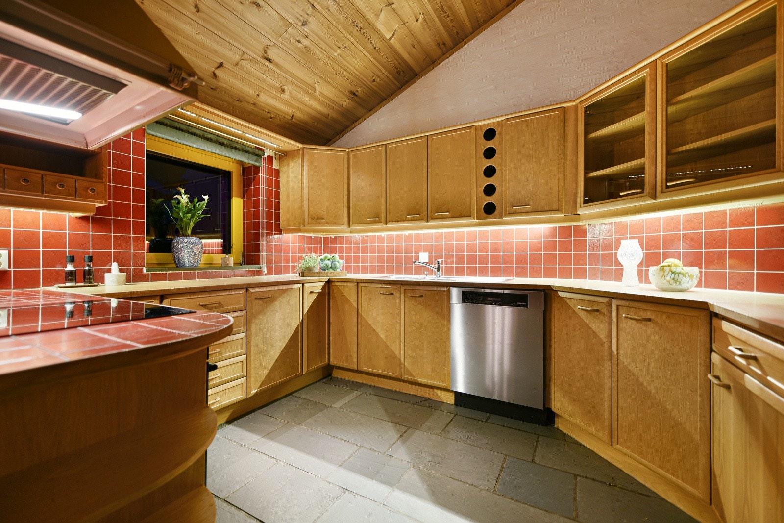 Kjøkkenet har den originale innredningen fra 1989. Galleribilde